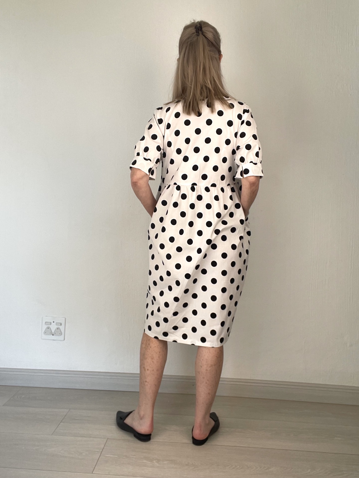Mandy dress – back – white polka dots
