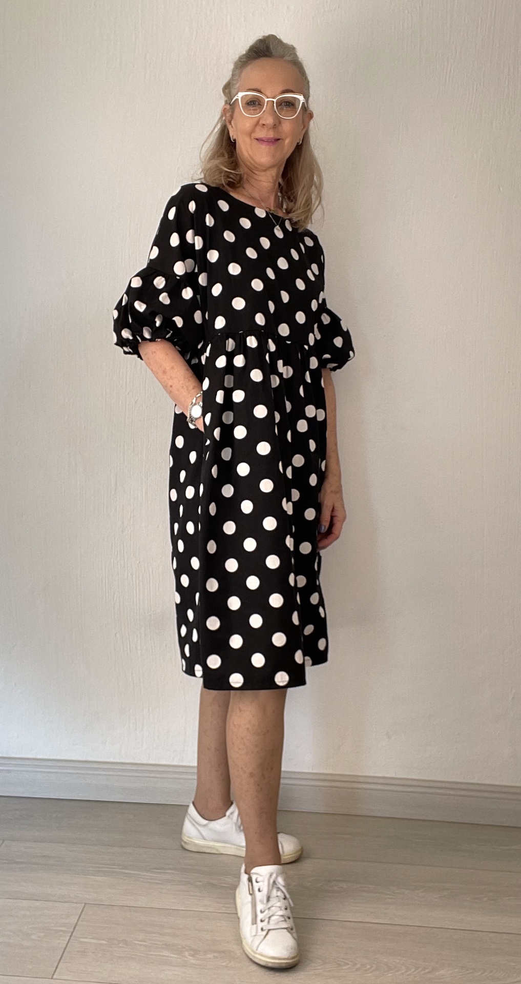 Annie dress – Black polka Dot – side front