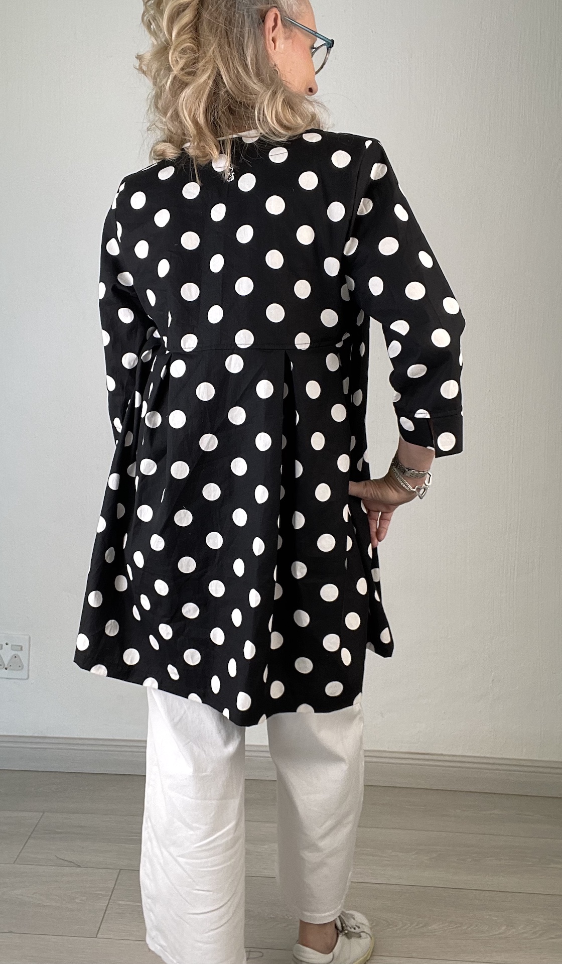 Sienna black with polka dots back close up with white
