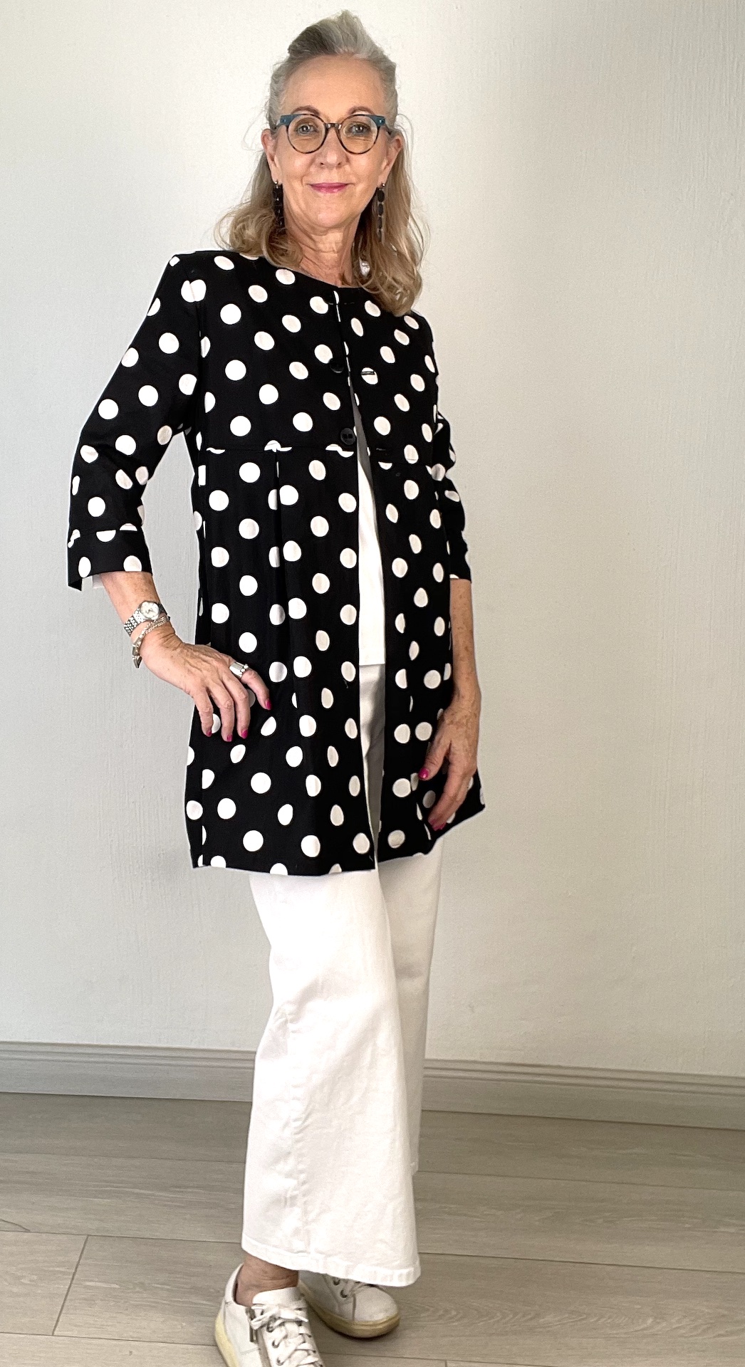 Sienna – black with polka dots white jeans